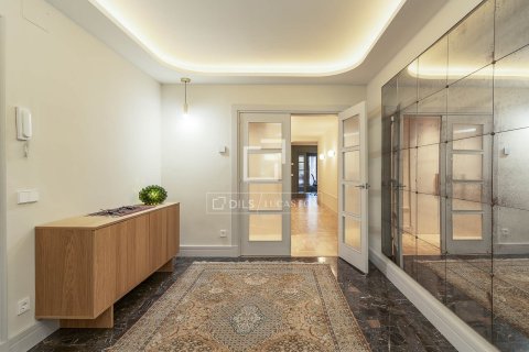 Apartamento de 4 dormitorios en venta en Barcelona, Cataluña, Spain № 4093 - foto 12