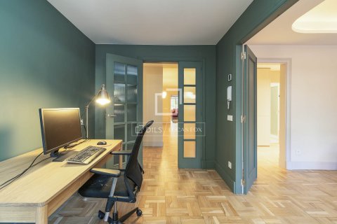 Apartamento de 4 dormitorios en venta en Barcelona, Cataluña, Spain № 4093 - foto 14