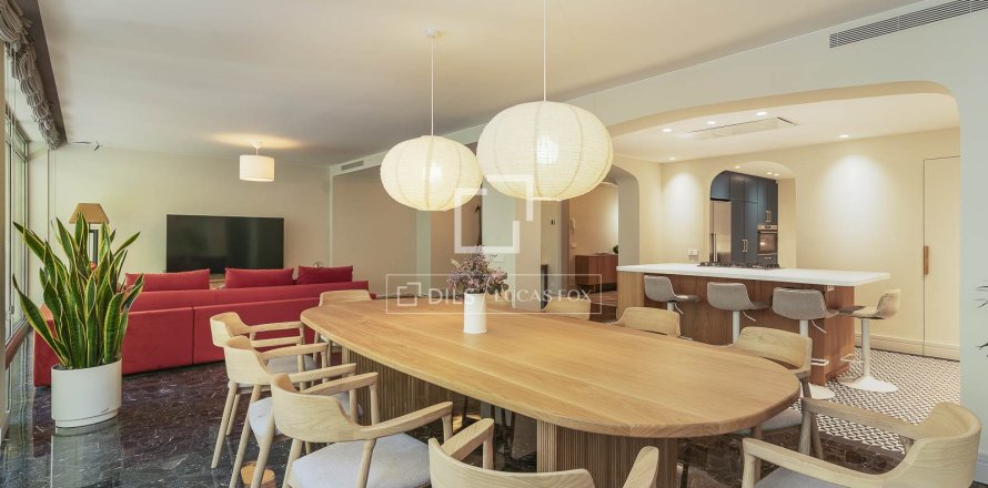 Apartamento de 4 dormitorios en venta en Barcelona, Cataluña, Spain № 4093