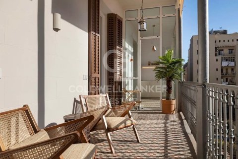 Apartamento de 4 dormitorios en venta en Barcelona, Cataluña, Spain № 5452 - foto 2