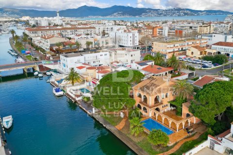 Villa de 5 dormitorios en venta en Empuriabrava, Gerona, Cataluña, Spain № 5732