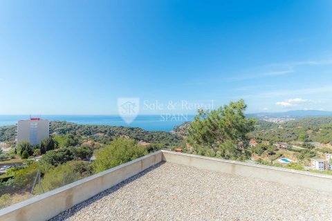 Сasa de 4 dormitorios en venta en Lloret de Mar, Gerona, Cataluña, Spain № 6738 - foto 27