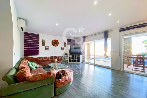 Villa de 4 dormitorios en venta en Empuriabrava, Gerona, Cataluña, Spain № 5985 - foto 18