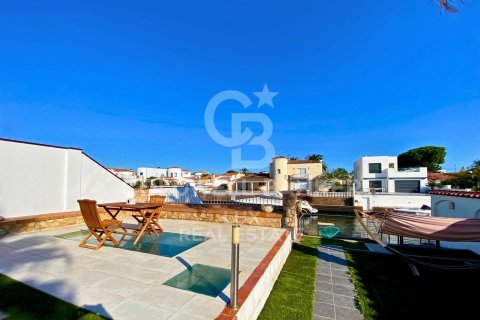 Villa de 4 dormitorios en venta en Empuriabrava, Gerona, Cataluña, Spain № 5985 - foto 7