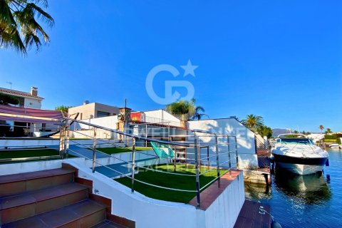 Villa de 4 dormitorios en venta en Empuriabrava, Gerona, Cataluña, Spain № 5985 - foto 12