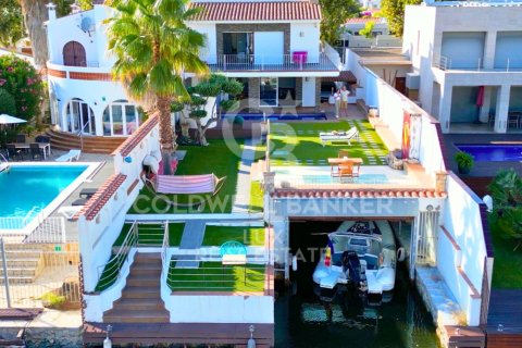 Villa de 4 dormitorios en venta en Empuriabrava, Gerona, Cataluña, Spain № 5985