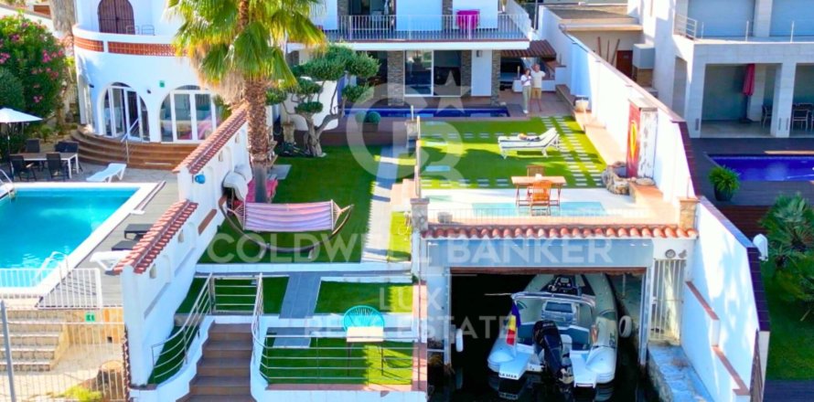 Villa de 4 dormitorios en venta en Empuriabrava, Gerona, Cataluña, Spain № 5985