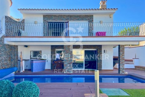 Villa de 4 dormitorios en venta en Empuriabrava, Gerona, Cataluña, Spain № 5985 - foto 4