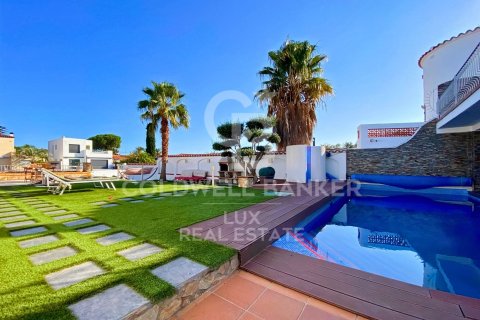 Villa de 4 dormitorios en venta en Empuriabrava, Gerona, Cataluña, Spain № 5985 - foto 9