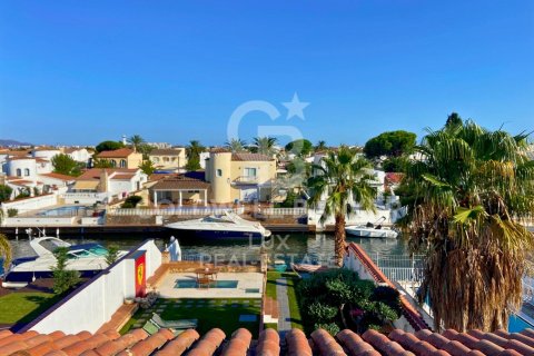 Villa de 4 dormitorios en venta en Empuriabrava, Gerona, Cataluña, Spain № 5985 - foto 8