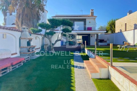 Villa de 4 dormitorios en venta en Empuriabrava, Gerona, Cataluña, Spain № 5985 - foto 2
