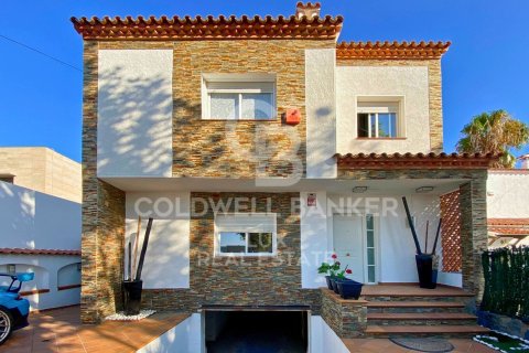 Villa de 4 dormitorios en venta en Empuriabrava, Gerona, Cataluña, Spain № 5985 - foto 3