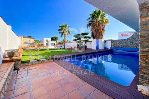 Villa de 4 dormitorios en venta en Empuriabrava, Gerona, Cataluña, Spain № 5985 - foto 11