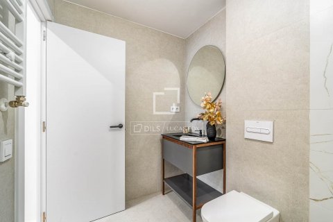 Apartamento de 3 dormitorios en venta en Barcelona, Cataluña, Spain № 8726 - foto 25