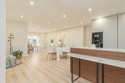 Apartamento de 3 dormitorios en venta en Barcelona, Cataluña, Spain № 8726 - foto 11