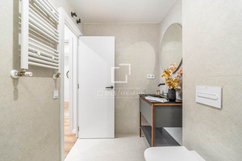 Apartamento de 3 dormitorios en venta en Barcelona, Cataluña, Spain № 8726 - foto 24