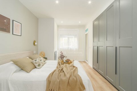 Apartamento de 3 dormitorios en venta en Barcelona, Cataluña, Spain № 8726 - foto 16