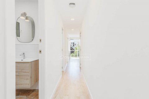 Apartamento de 3 dormitorios en venta en Barcelona, Cataluña, Spain № 8723 - foto 27