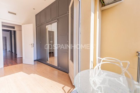 Apartamento de 5 dormitorios en venta en Barcelona, Cataluña, Spain № 7651 - foto 17