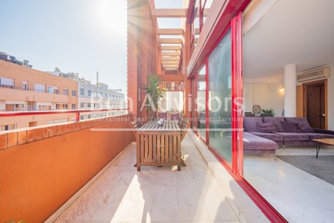 Apartamento de 4 dormitorios en venta en Barcelona, Cataluña, Spain № 2866 - foto 2