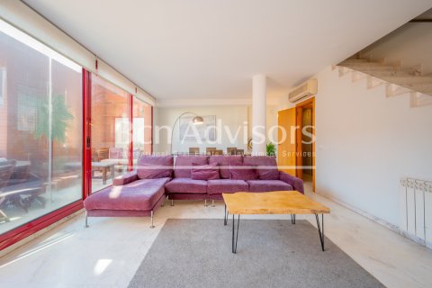 Apartamento de 4 dormitorios en venta en Barcelona, Cataluña, Spain № 2866 - foto 4