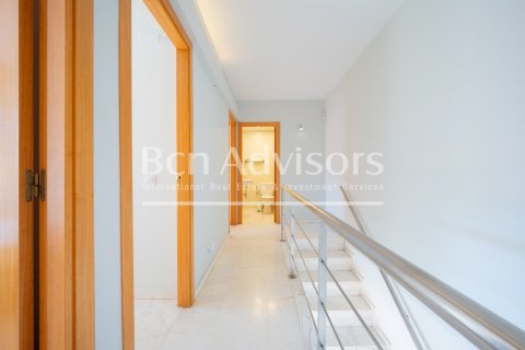 Apartamento de 4 dormitorios en venta en Barcelona, Cataluña, Spain № 2866 - foto 22