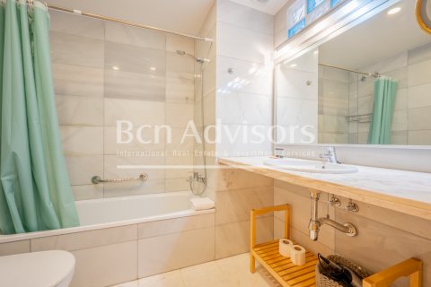 Apartamento de 4 dormitorios en venta en Barcelona, Cataluña, Spain № 2866 - foto 30
