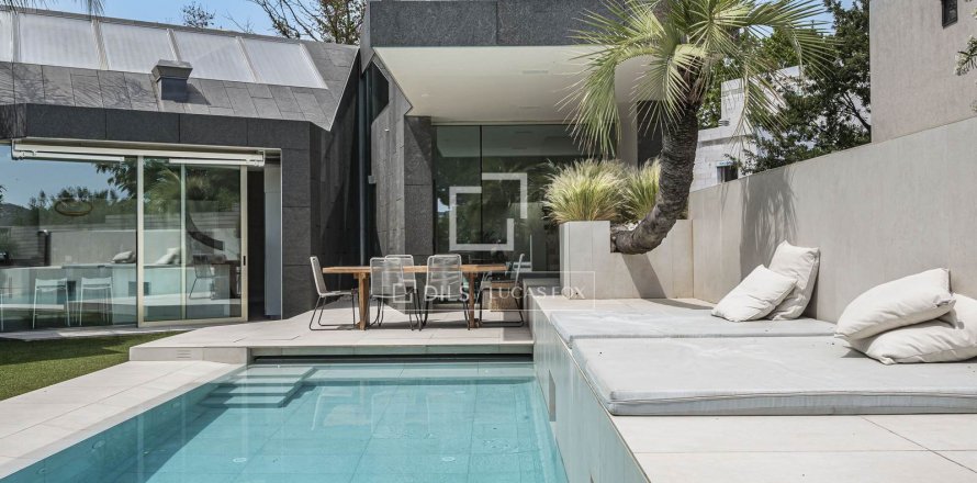 Villa de 4 dormitorios en venta en Sant Cugat del Vallès, Barcelona, Cataluña, Spain № 8563