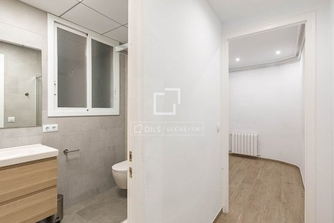 Apartamento de 3 dormitorios en venta en Barcelona, Cataluña, Spain № 6610 - foto 25