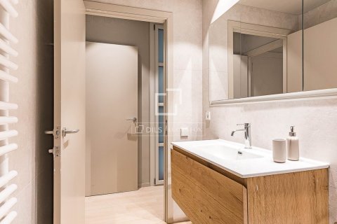 Apartamento de 4 dormitorios en venta en Barcelona, Cataluña, Spain № 6611 - foto 8