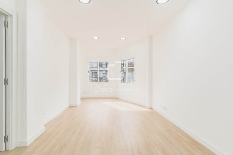 Apartamento de 3 dormitorios en venta en Barcelona, Cataluña, Spain № 6289 - foto 2