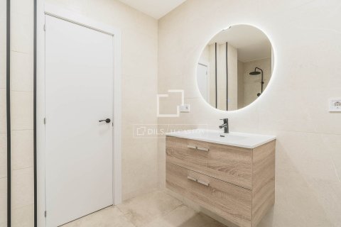 Apartamento de 3 dormitorios en venta en Barcelona, Cataluña, Spain № 6289 - foto 9