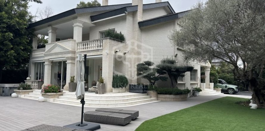 Villa de 7 dormitorios en venta en Castelldefels, Barcelona, Cataluña, Spain № 1023