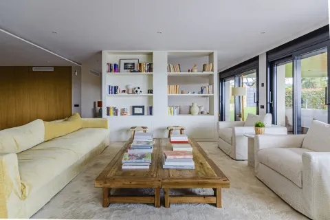Сasa de 5 dormitorios en venta en Barcelona, Cataluña, Spain № 1605 - foto 5