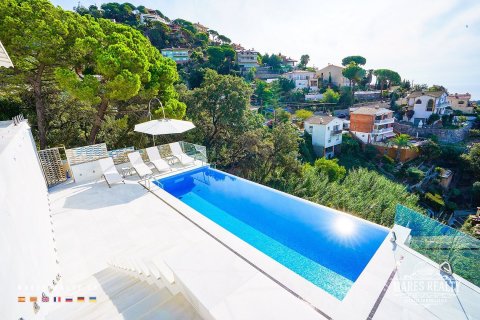 Villa de 3 dormitorios en venta en Lloret de Mar, Gerona, Cataluña, Spain № 958 - foto 2