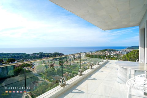 Villa de 3 dormitorios en venta en Lloret de Mar, Gerona, Cataluña, Spain № 958 - foto 3