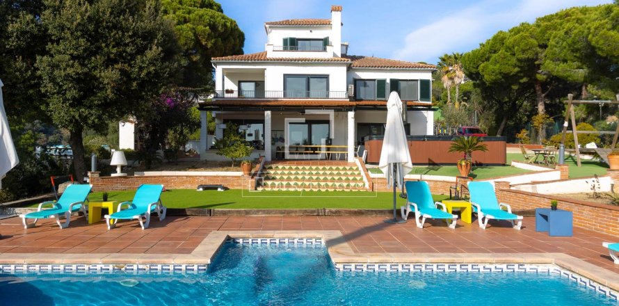Villa de 7 dormitorios en venta en Arenys de Munt, Barcelona, Cataluña, Spain № 4057