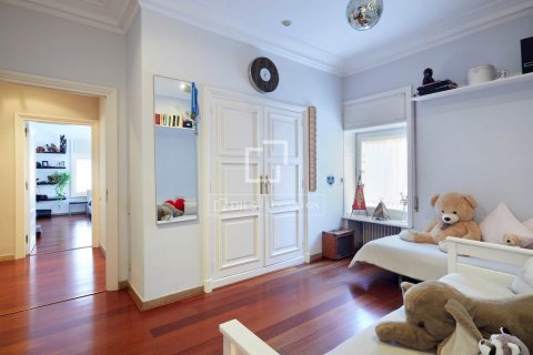 Apartamento de 6 dormitorios en venta en Barcelona, Cataluña, Spain № 6265 - foto 28