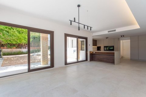 Сasa de 4 dormitorios en venta en Arenys de Mar, Barcelona, Cataluña, Spain № 1341 - foto 18