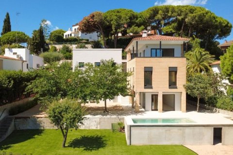 Сasa de 4 dormitorios en venta en Arenys de Mar, Barcelona, Cataluña, Spain № 1341