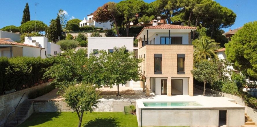 Сasa de 4 dormitorios en venta en Arenys de Mar, Barcelona, Cataluña, Spain № 1341