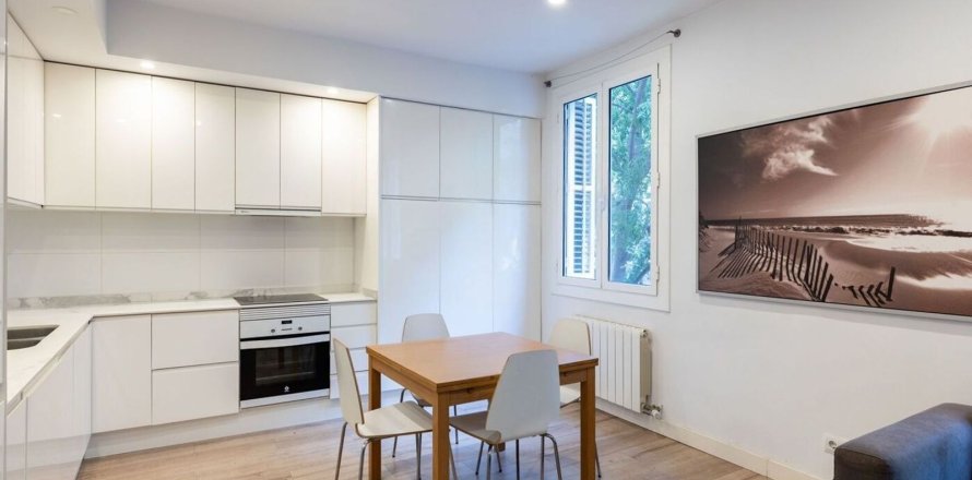 Apartamento de 3 dormitorios en venta en Barcelona, Cataluña, Spain № 8133