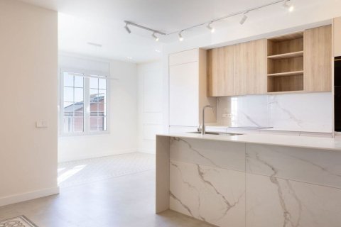 Apartamento de 3 dormitorios en venta en Barcelona, Cataluña, Spain № 8132 - foto 16