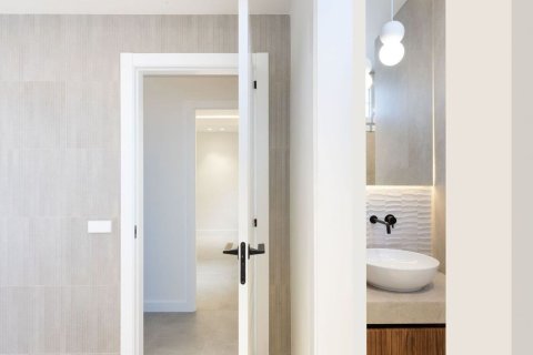 Apartamento de 3 dormitorios en venta en Barcelona, Cataluña, Spain № 8132 - foto 27