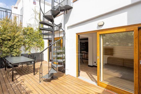 Ático de 2 dormitorios en venta en Barcelona, Cataluña, Spain № 3780 - foto 2