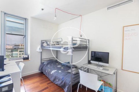 Ático de 3 dormitorios en venta en Sant Martí, Barcelona, Cataluña, Spain № 2450 - foto 16