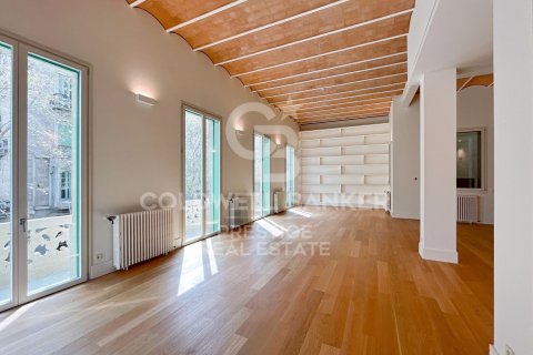 Apartamento de 2 dormitorios en venta en Barcelona, Cataluña, Spain № 5928 - foto 2