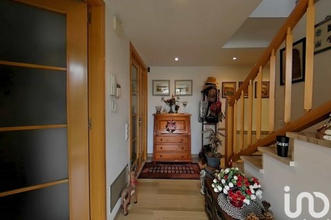 Сasa de 6 dormitorios en venta en Alpicat, Lérida, Cataluña, Spain № 4984 - foto 16