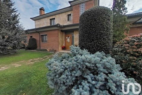 Сasa de 6 dormitorios en venta en Alpicat, Lérida, Cataluña, Spain № 4984 - foto 9