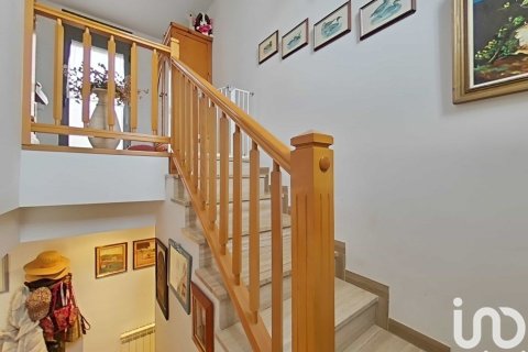 Сasa de 6 dormitorios en venta en Alpicat, Lérida, Cataluña, Spain № 4984 - foto 12